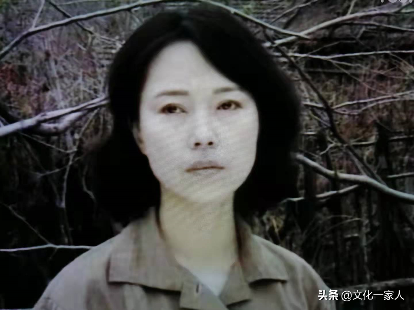 七嫂风韵如秋日暖阳，成熟优雅中透着智慧与从容，令人心生敬仰。