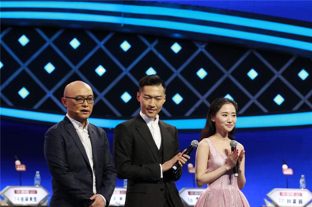 他是“江苏一哥”孟非，曾娶初恋女友为妻，今49岁一家三口超幸福