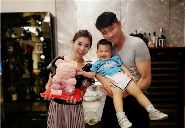 15岁入行，出道20年从不拍吻戏，结婚嫁初恋，李小萌不觉得亏