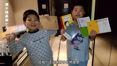 男子带俩孩子游泳，忽然被隔离！那画面简直不忍看…满屏生无可恋！网友：妈妈的痛苦体会到了吗