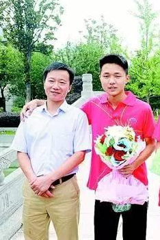 湖北超牛班主任：22人考上清华、北大，摘取湖北省文、理双状元