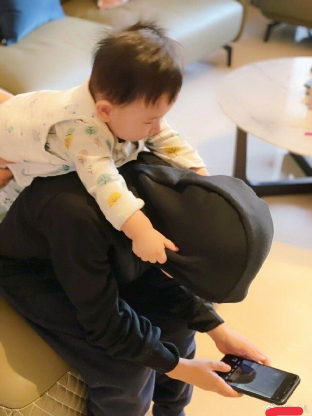 应采儿爸爸晒俩外孙近照，哥哥弹琴弟弟捣乱，“四手联弹”好有爱