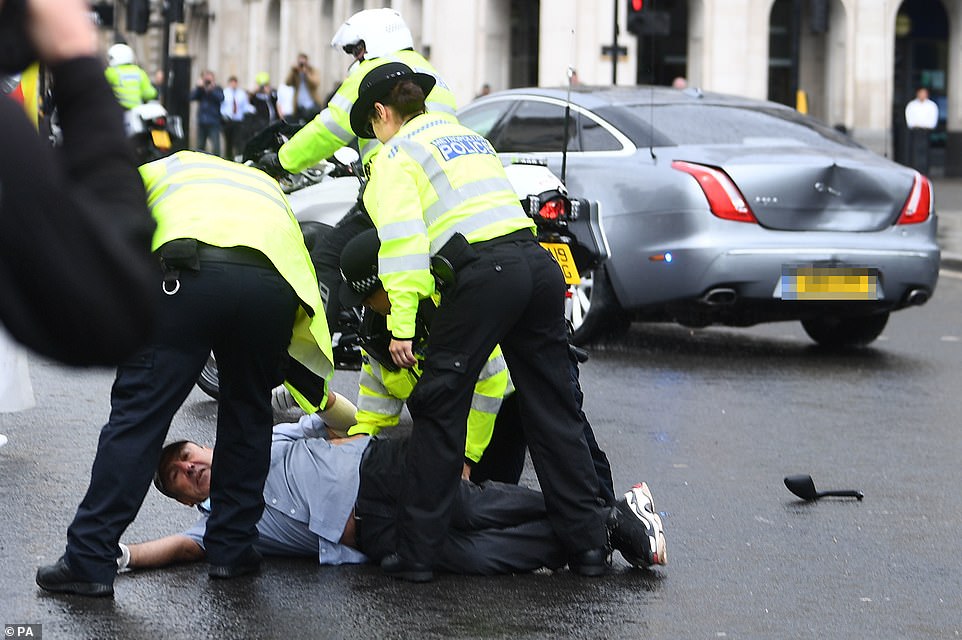 英超这个厂在哪里(解封第一天，比斯特挤爆！英超今晚开赛！英国鸡肉工厂爆发疫情)