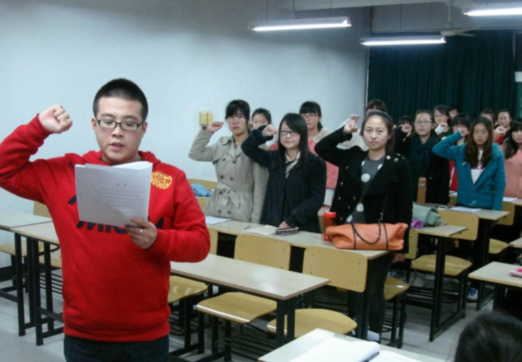 大一新生竞选什么“班干部”最好？班长不是最佳选择，有利也有弊