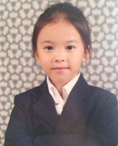 刘涛一双儿女罕见露面！王珂与12岁女儿亲密并行，儿子孤单尾随