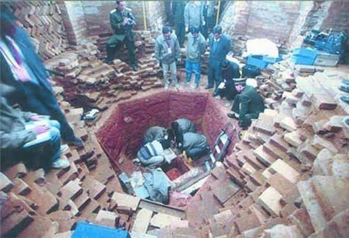 雷峰塔倒塌77年后，专家在塔底找到一间密室，隐藏千年秘密被揭开