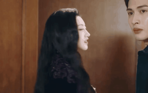 “回眸一笑”真的不要硬演，有人一眼万年，有人我想给她按回去