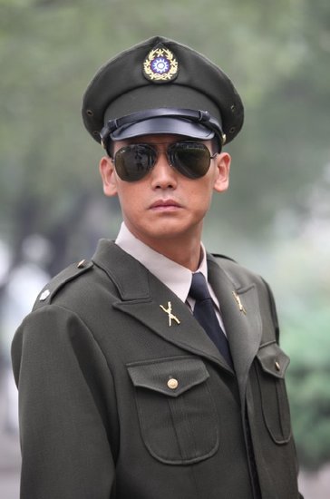 剧中的大哥杨天东是八路军蟒山纵队的司令,由著名演员杨烁 出演.