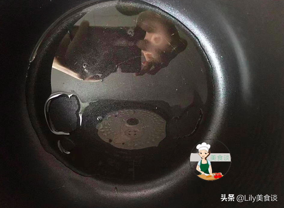 把猪肉放进电饭锅里，不加一滴水，越焖越香，吃一次念念不忘