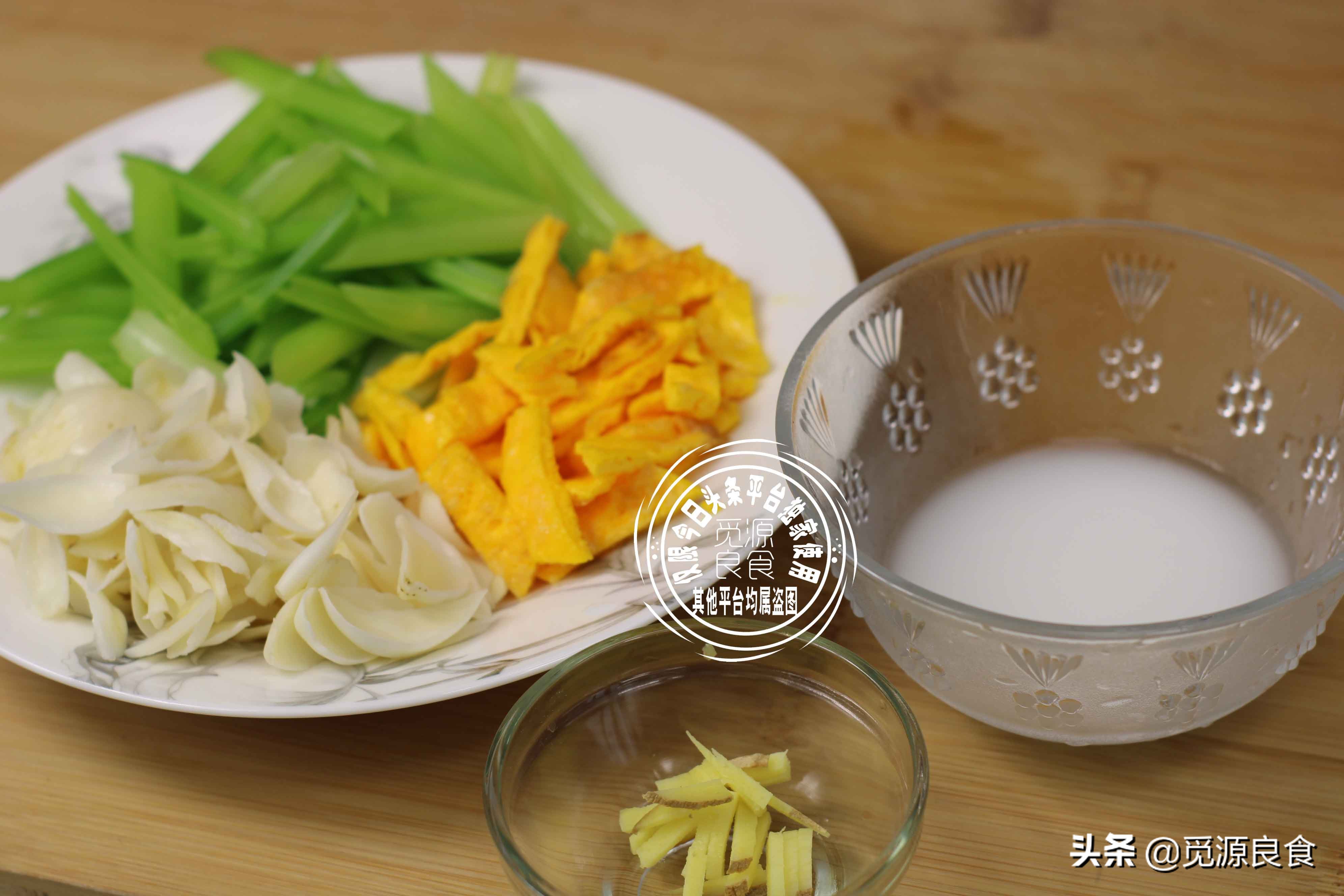一道清淡的素菜，西芹炒百合，清脆爽口营养美味，隔三差五吃一回