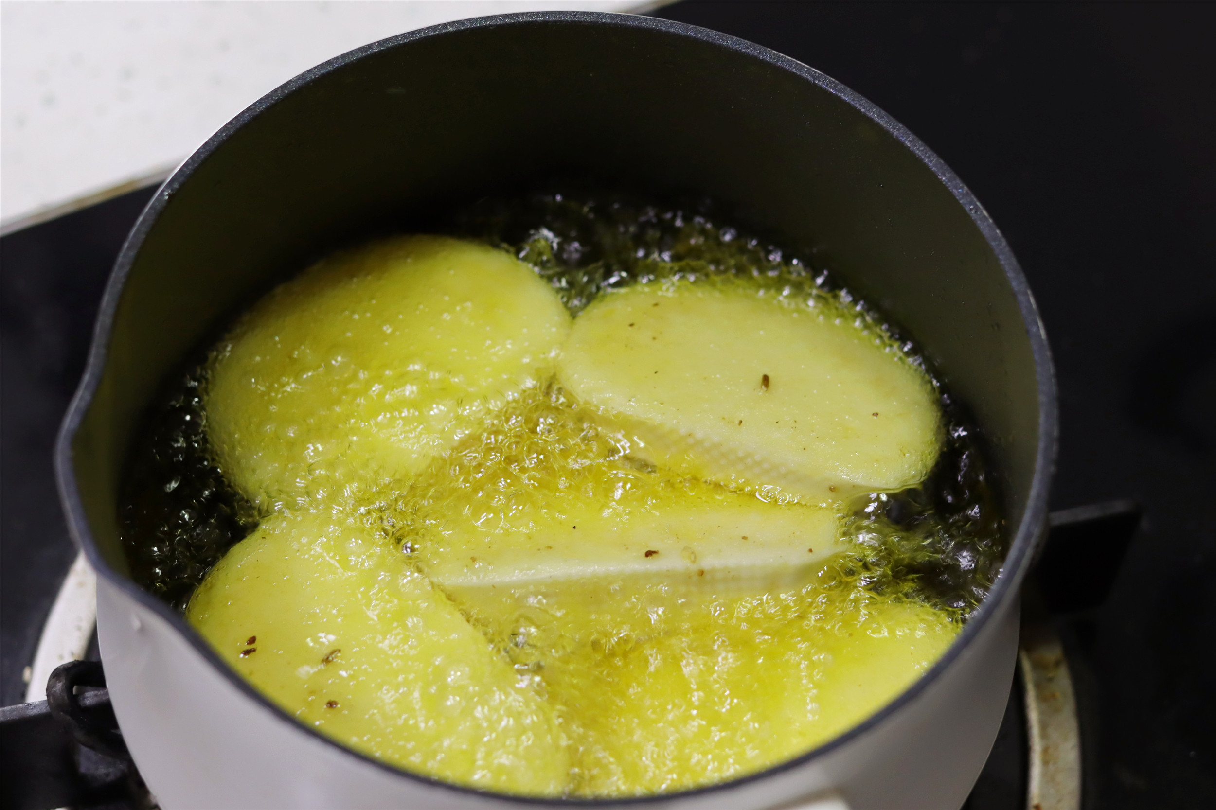 炸馒头片，别下锅就炸，不酥脆，教你正确做法，金黄酥香，不回软