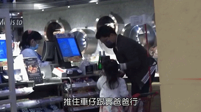 霍启刚抱四岁女儿买珠宝为晶晶庆生，两父女逛超市选购蛋糕白酒