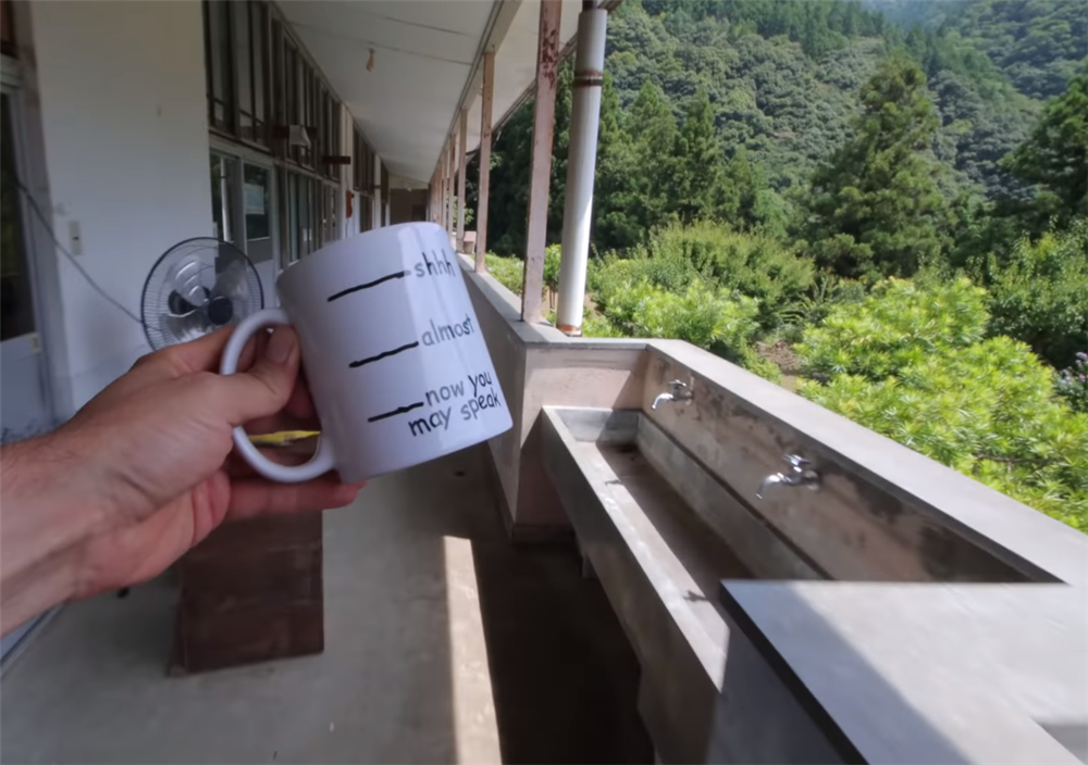 80后的他买下废弃学校，独居的日子一过就是7年，虽孤独却很自由