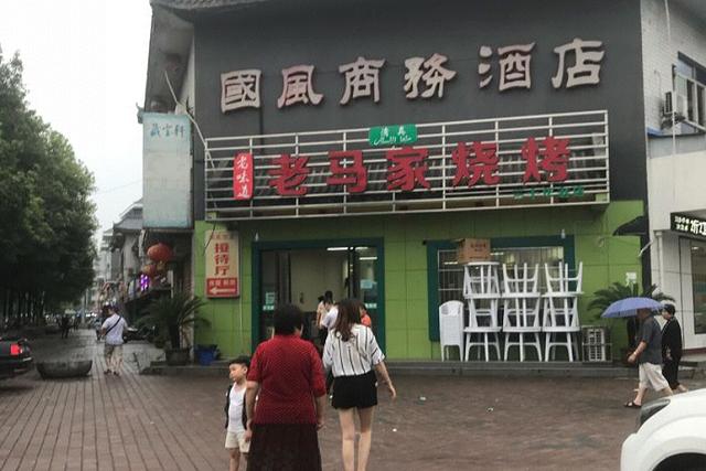 河南超值的羊肉串 开店20多年 一串只卖一块钱