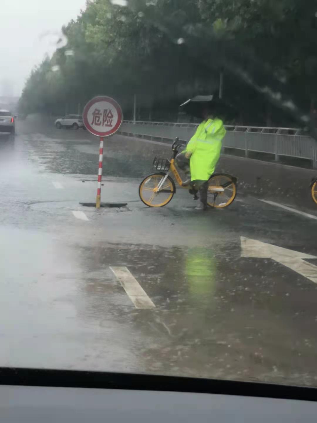 暴雨无情，人间有爱