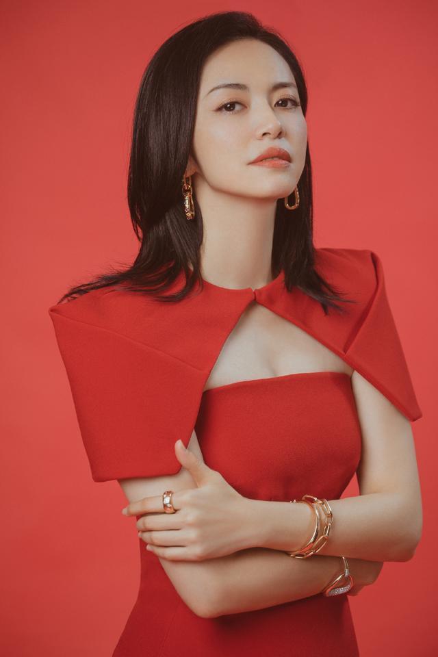 姚晨美得真自信,穿红裙亮相秀"腰臀比",胸前挖空设计性感吸睛