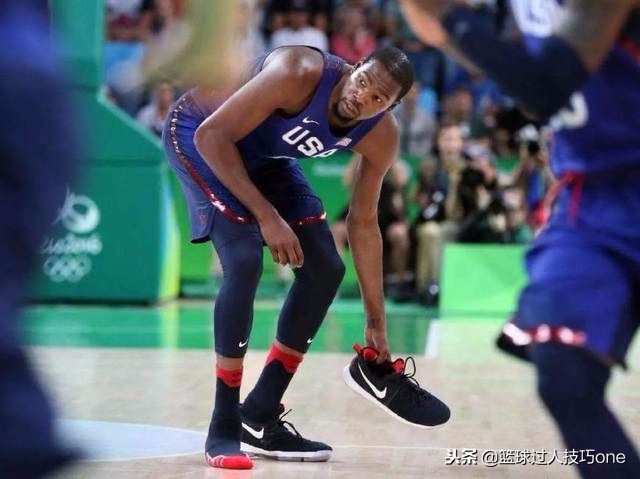 nba球员的鞋带为什么不会开(比赛时鞋掉了怎么办？吉布森诠释真正的“鞋防”，杜兰特光脚盖帽)