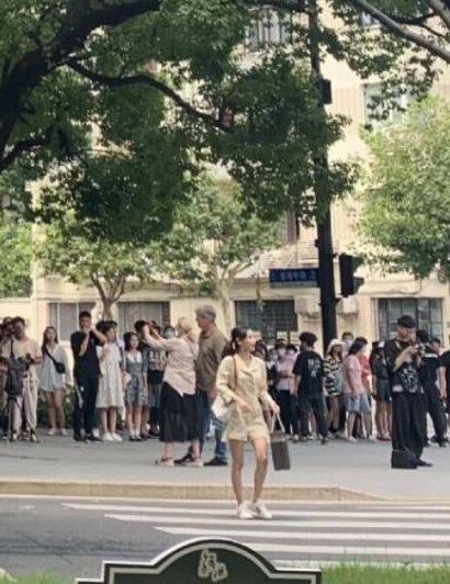 Angelababy超市拍戏被偶遇,休闲打扮超低调,瞪眼式表演遭吐槽