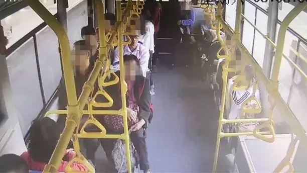 雪弗兰恶意变道，竟害得公交车有人受伤，司机还当场溜之大吉