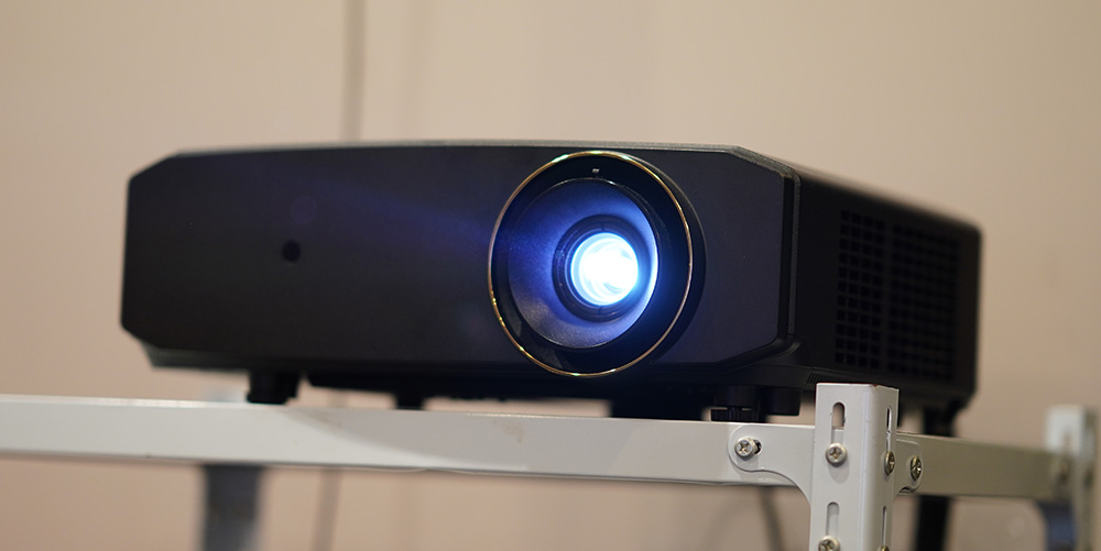 JVC的第一台激光4K HDR投影机好吗？JVC N68试用