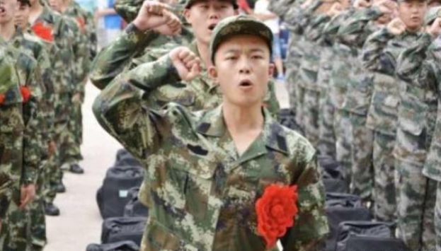 “高考入伍”和“毕业入伍”，退伍后差距明显，导员：有第三条路