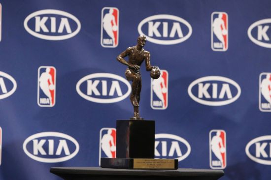 nba有哪些奖项有奖杯(NBA的一堆年度大奖中，光看奖杯就能认识5个以上的就算资深老球迷)