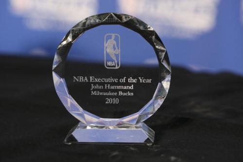 nba有哪些奖项有奖杯(NBA的一堆年度大奖中，光看奖杯就能认识5个以上的就算资深老球迷)