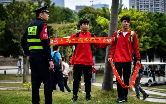 昨晚世界杯两个哭泣的小孩子(国足惨败，两初中生泣不成声，球迷：“他们配不上你的眼泪！”)