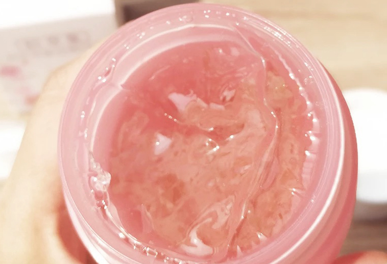 我朋友圈里的少女，都想拥有佰草集的桃花瓶