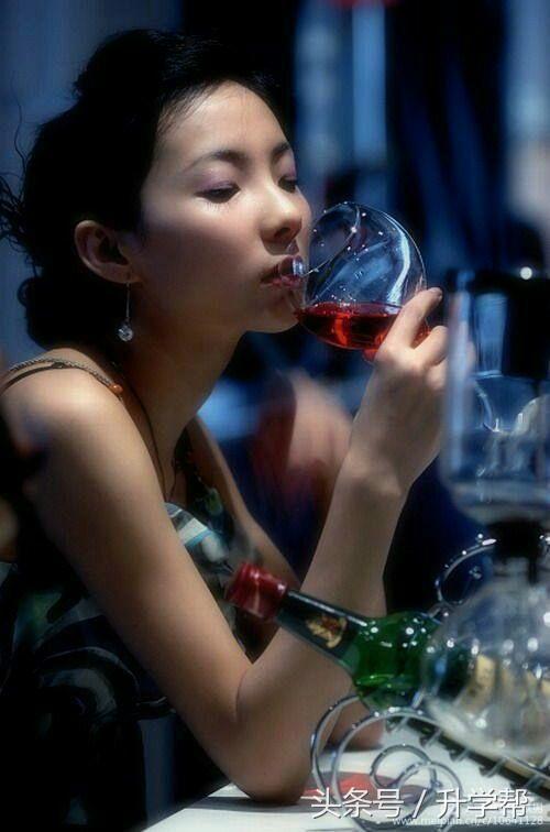 红酒配女人的唯美句子