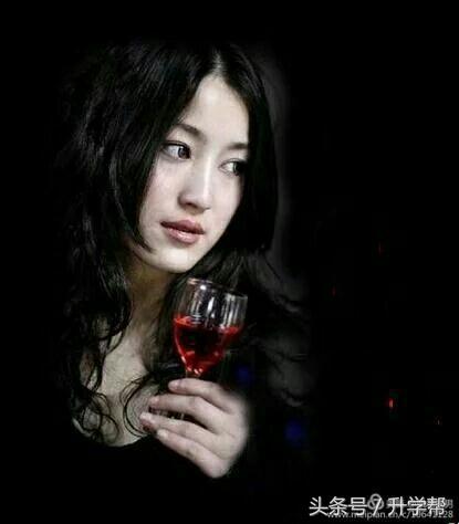 红酒配女人的唯美句子