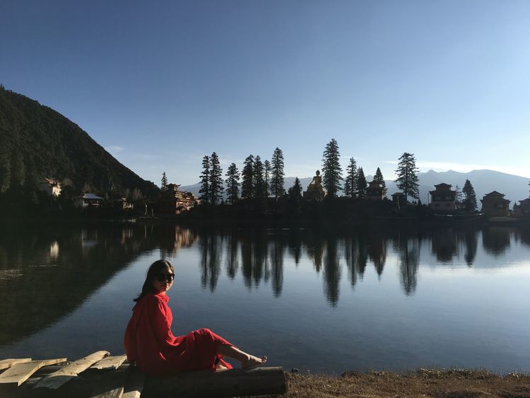 一路种花，一路纵酒，在川西的碧水青山里，写自己的句子