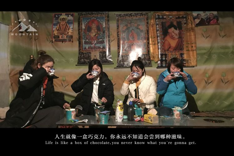 一路种花，一路纵酒，在川西的碧水青山里，写自己的句子