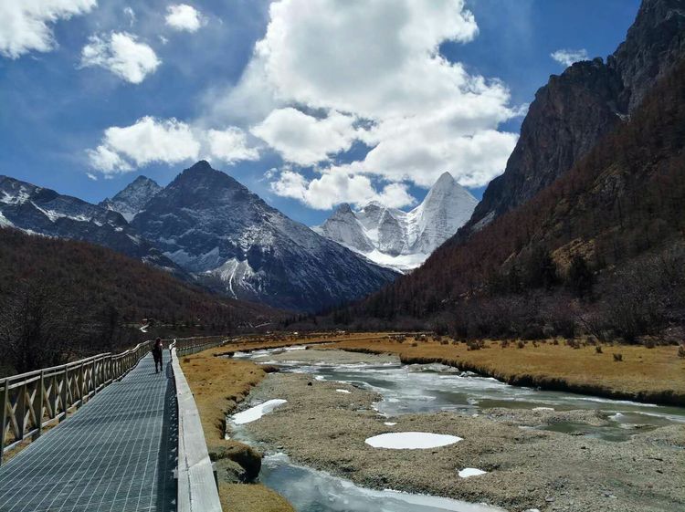 一路种花，一路纵酒，在川西的碧水青山里，写自己的句子