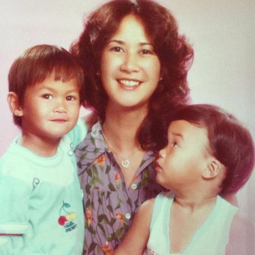 妻子琳宝·弗莱明分别生下了两个儿子许怀欣和许怀谷.因为父亲的影响.