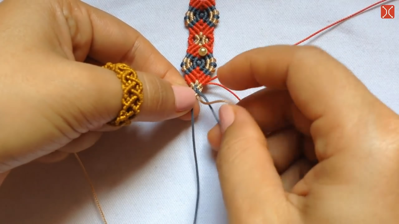 手把手教你学会如何编织欧式花边手链，非常有创意