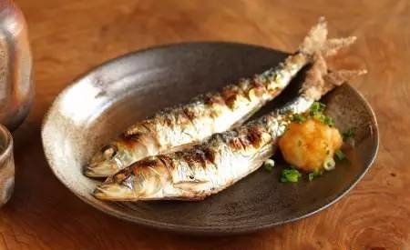 不想在吃日本料理时一脸懵然，就来认识一下这些字都是些什么鱼