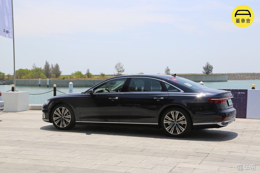 别的媒体不会告诉你的奥迪 A8L 小秘密，尽在本篇吹牛必备秘笈