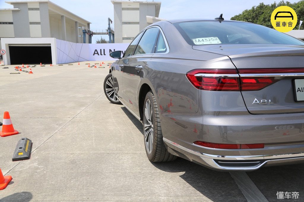 别的媒体不会告诉你的奥迪 A8L 小秘密，尽在本篇吹牛必备秘笈