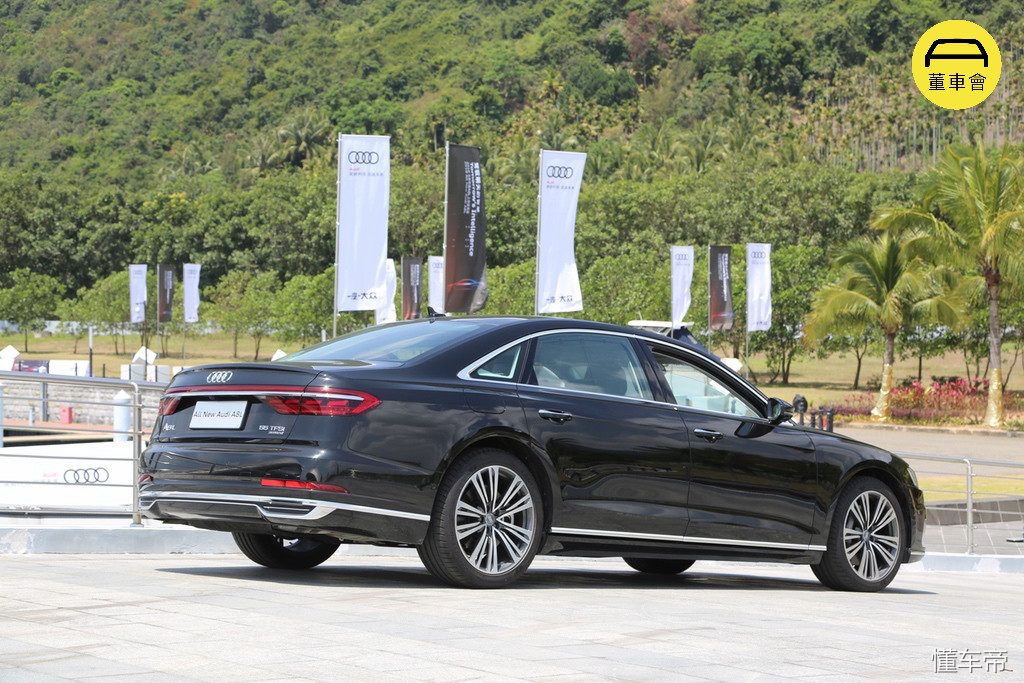 别的媒体不会告诉你的奥迪 A8L 小秘密，尽在本篇吹牛必备秘笈