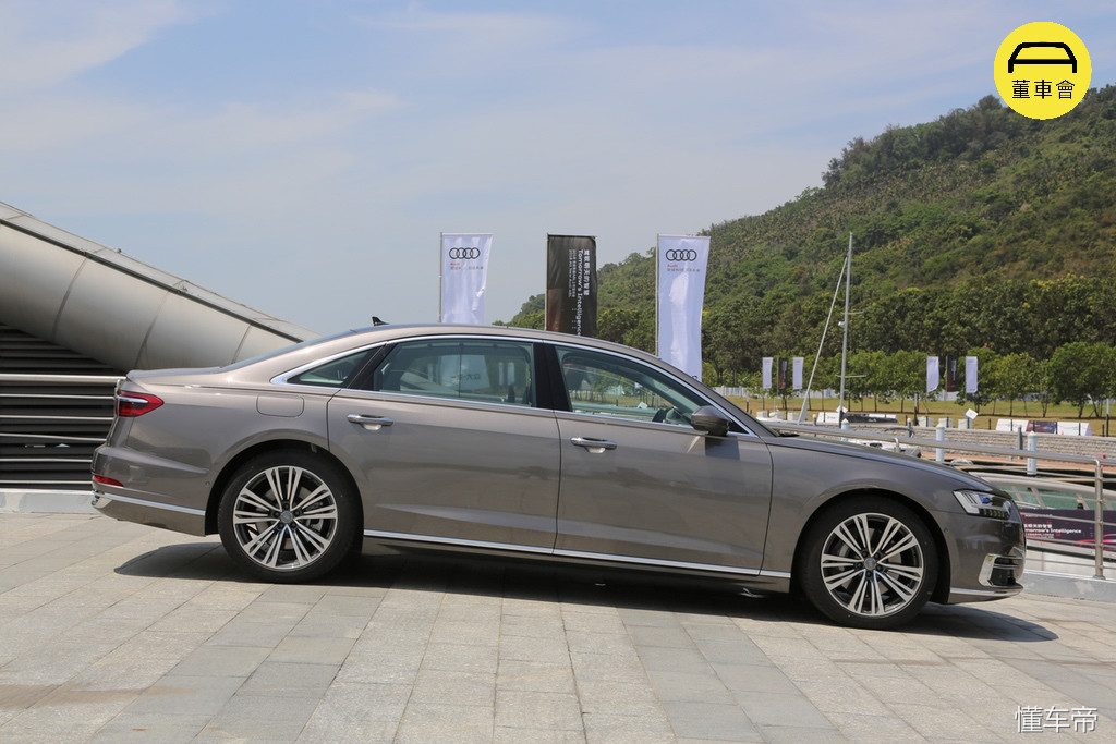 别的媒体不会告诉你的奥迪 A8L 小秘密，尽在本篇吹牛必备秘笈