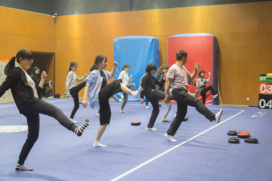 浙大开设女子防身术课程，教会女孩子学会保护自己！诶，那几个男生来干嘛？