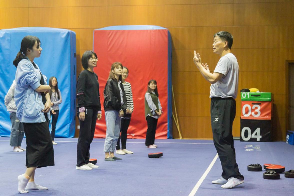 浙大开设女子防身术课程，教会女孩子学会保护自己！诶，那几个男生来干嘛？