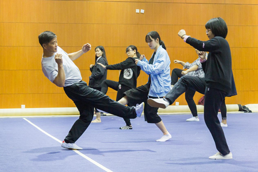 浙大开设女子防身术课程，教会女孩子学会保护自己！诶，那几个男生来干嘛？