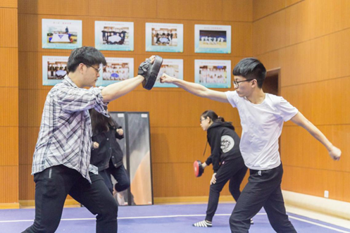 浙大开设女子防身术课程，教会女孩子学会保护自己！诶，那几个男生来干嘛？