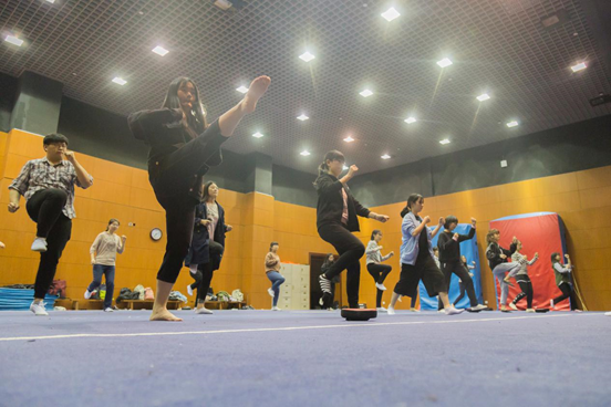 浙大开设女子防身术课程，教会女孩子学会保护自己！诶，那几个男生来干嘛？