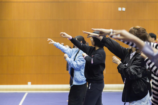 浙大开设女子防身术课程，教会女孩子学会保护自己！诶，那几个男生来干嘛？