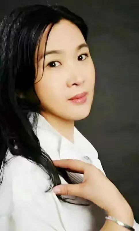 【头条美女诗人】幽兰静雅：几番听雨春分砚，万里同心夜赌茶