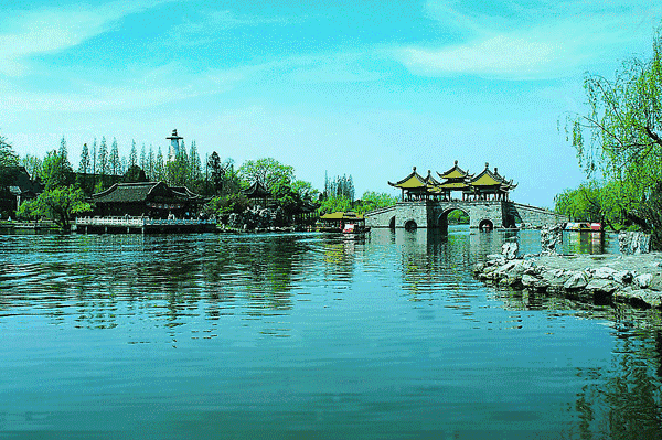 【头条美女诗人】幽兰静雅：几番听雨春分砚，万里同心夜赌茶