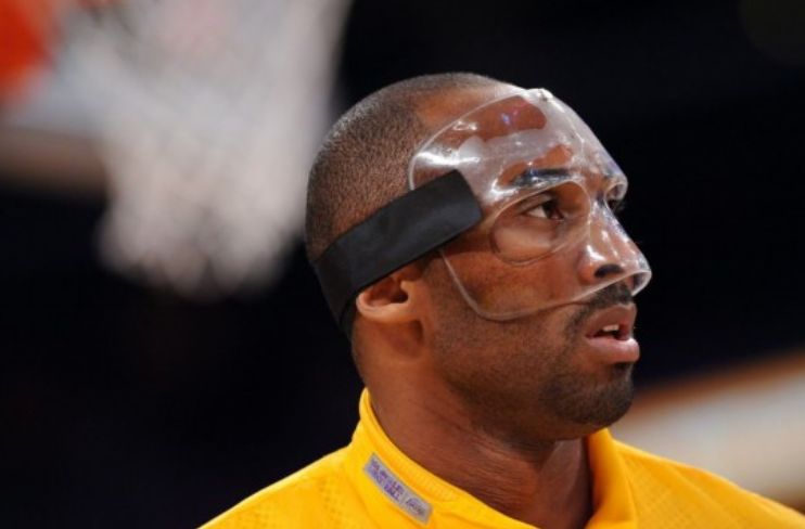 为什么nba鞋垫不送（NBA球员一套装备多少钱？宁可送鞋绝不送鞋垫，带的面具简直天价）